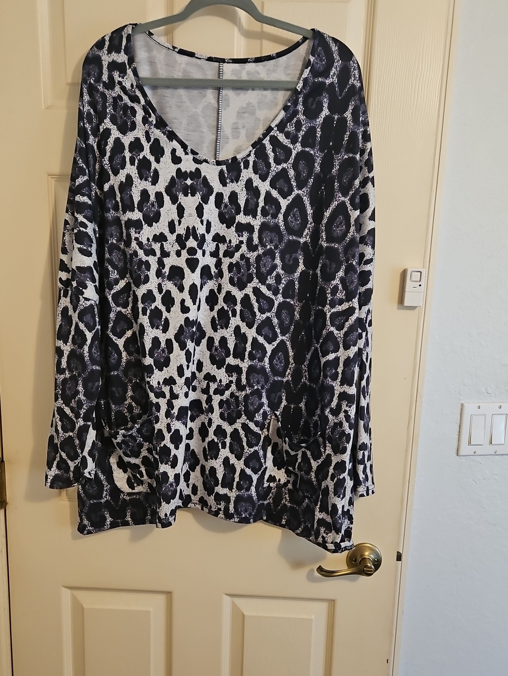Women's Black & White Leopard Print V-Neck Long Sleeve Top/Tunic